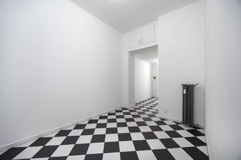 Šachovnicová podlaha ve stylu  Art deco - Pronájem bytu 2+1 v osobním vlastnictví 78 m², Praha 5 - Malá Strana