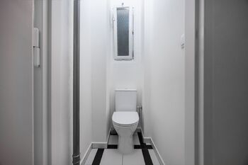 Samostatná toaleta - Pronájem bytu 2+1 v osobním vlastnictví 78 m², Praha 5 - Malá Strana