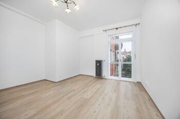 Pokoj s výhledem do zeleně vnitrobloku - Pronájem bytu 2+1 v osobním vlastnictví 78 m², Praha 5 - Malá Strana