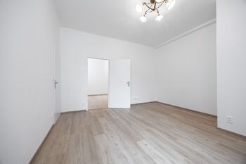 Pokoj s výhledem do zeleně vnitrobloku - Pronájem bytu 2+1 v osobním vlastnictví 78 m², Praha 5 - Malá Strana