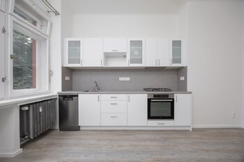 Moderní kuchyňská linka - Pronájem bytu 2+1 v osobním vlastnictví 78 m², Praha 5 - Malá Strana