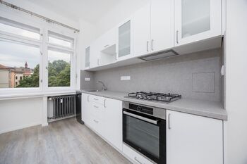 Vaření na plynovém sporáku - Pronájem bytu 2+1 v osobním vlastnictví 78 m², Praha 5 - Malá Strana