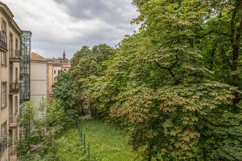 Výhled do zeleně - Pronájem bytu 2+1 v osobním vlastnictví 78 m², Praha 5 - Malá Strana