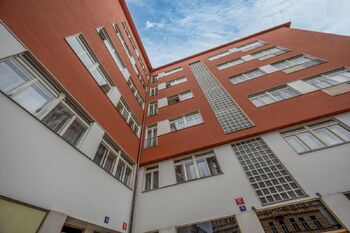Pohled na dům - Pronájem bytu 2+1 v osobním vlastnictví 78 m², Praha 5 - Malá Strana