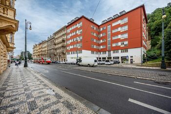 Pohled na dům - Pronájem bytu 2+1 v osobním vlastnictví 78 m², Praha 5 - Malá Strana