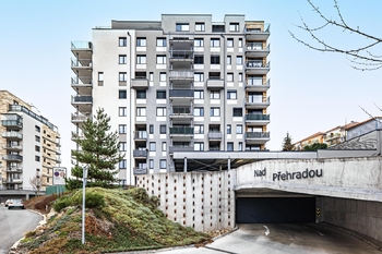 Budova. - Pronájem bytu 1+kk v osobním vlastnictví 44 m², Praha 10 - Horní Měcholupy