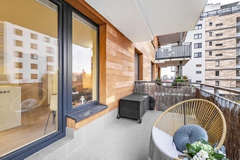 Venkovní posezení (lodžie). - Pronájem bytu 1+kk v osobním vlastnictví 44 m², Praha 10 - Horní Měcholupy