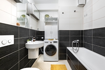 Koupelna. - Pronájem bytu 1+kk v osobním vlastnictví 44 m², Praha 10 - Horní Měcholupy