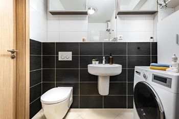 Koupelna. - Pronájem bytu 1+kk v osobním vlastnictví 44 m², Praha 10 - Horní Měcholupy