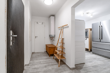 Chodba - Prodej obchodních prostor 60 m², Praha 8 - Karlín