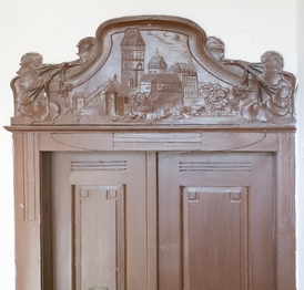 průčelí nad dveřmi v domě - Prodej bytu 2+kk v osobním vlastnictví 80 m², Praha 7 - Bubeneč