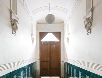 vstupní chodba domu - Prodej bytu 2+kk v osobním vlastnictví 80 m², Praha 7 - Bubeneč