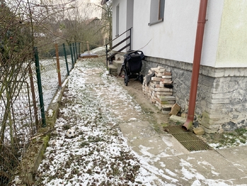 pozemek před vchodem  - Prodej domu 87 m², Velká Buková