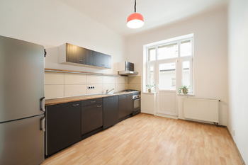 kuchyně-,,rodičovská" ložnice - Prodej bytu 3+kk v osobním vlastnictví 94 m², Praha 7 - Holešovice