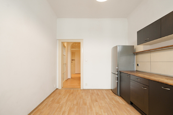 kuchyně, ,,rodičovská" ložnice - Prodej bytu 3+kk v osobním vlastnictví 94 m², Praha 7 - Holešovice