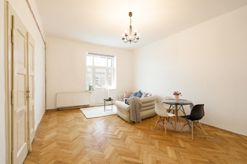obývák Schnirchova - Prodej bytu 3+kk v osobním vlastnictví 94 m², Praha 7 - Holešovice
