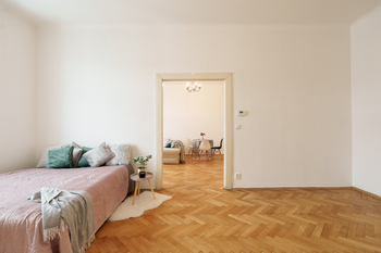 průchod ,,dětský" pokoj-obývák - Prodej bytu 3+kk v osobním vlastnictví 94 m², Praha 7 - Holešovice