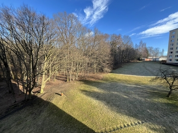 Výhled z pokoje - Pronájem bytu 3+1 v osobním vlastnictví 69 m², Rožnov pod Radhoštěm