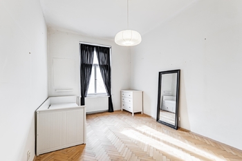 Jeden z pokojů orientovaný do vnitrobloku - Pronájem bytu 2+1 v osobním vlastnictví 75 m², Praha 2 - Vinohrady