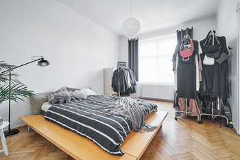 Druhý z pokojů orientovaný do Sadů Svatopluka Čecha - Pronájem bytu 2+1 v osobním vlastnictví 75 m², Praha 2 - Vinohrady