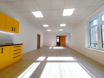 Pohled směr malá kancelář - Pronájem kancelářských prostor 88 m², Ostrava