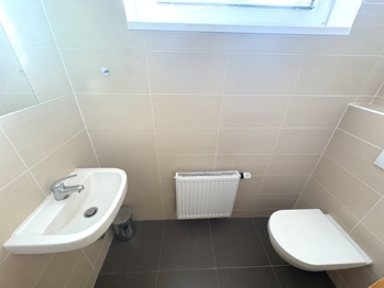 Malá koupelna v přízemí - Pronájem domu 127 m², Praha 9 - Hloubětín