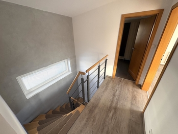 Chodba v 1. patře - Pronájem domu 127 m², Praha 9 - Hloubětín