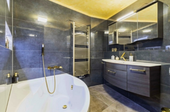 Koupelna v italském černém mramoru - Prodej bytu 3+kk v osobním vlastnictví 81 m², Praha 9 - Vysočany