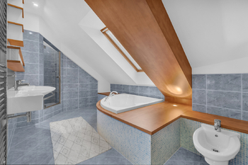 Prodej bytu 5+kk v osobním vlastnictví 278 m², Praha 10 - Dolní Měcholupy