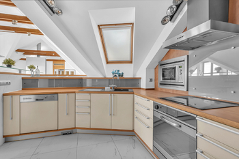 Prodej bytu 5+kk v osobním vlastnictví 278 m², Praha 10 - Dolní Měcholupy