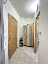 Předsíň - Prodej bytu 1+kk v osobním vlastnictví 35 m², Kladno