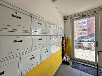 Vchod do domu - Prodej bytu 1+kk v osobním vlastnictví 35 m², Kladno