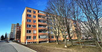 Pohled na dům - Prodej bytu 1+kk v osobním vlastnictví 35 m², Kladno