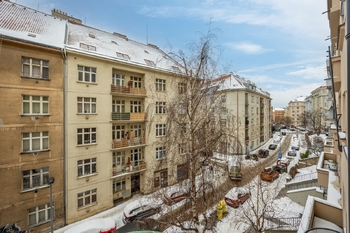Pohled z balkonu - Prodej bytu 2+1 v družstevním vlastnictví 66 m², Praha 10 - Vršovice