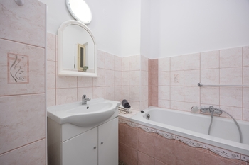 Koupelna - Prodej bytu 2+1 v družstevním vlastnictví 66 m², Praha 10 - Vršovice