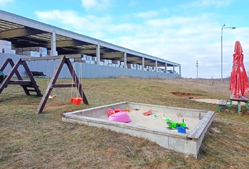 U domu najdeme hřiště pro nejmenší, - Prodej bytu 1+kk v osobním vlastnictví 20 m², Lubná