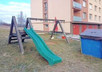 i posezením se slunečníkem pro ty větší. - Prodej bytu 1+kk v osobním vlastnictví 20 m², Lubná