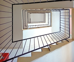 prý brzy bude jezdit výtah. - Prodej bytu 1+kk v osobním vlastnictví 20 m², Lubná