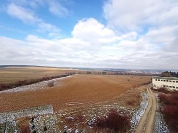 s pěkným výhledem na letiště - Prodej bytu 1+kk v osobním vlastnictví 20 m², Lubná