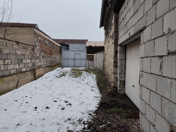 Pohled na vjezd od stodoly - Pronájem obchodních prostor 150 m², Kladno