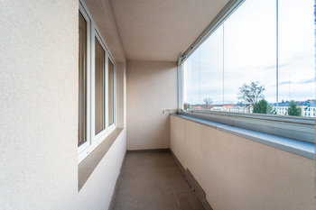 Prosklená lodžie - Prodej bytu 2+1 v osobním vlastnictví 52 m², Český Brod