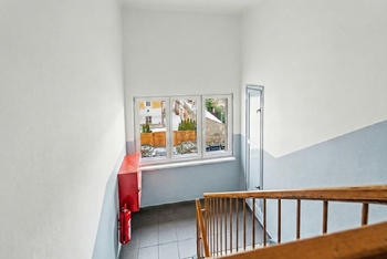 Skvěle udržované společné prostory - Prodej bytu 2+1 v osobním vlastnictví 52 m², Český Brod
