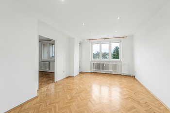 Obývací pokoj - Prodej bytu 2+1 v osobním vlastnictví 52 m², Český Brod 