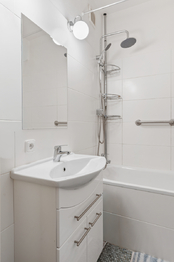 Koupelna - Prodej bytu 2+1 v osobním vlastnictví 73 m², Praha 10 - Strašnice