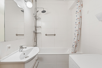 Koupelna - Prodej bytu 2+1 v osobním vlastnictví 73 m², Praha 10 - Strašnice