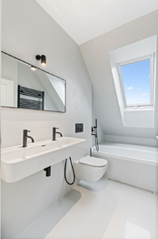 Koupelna v patře - Prodej domu 177 m², Nezabudice