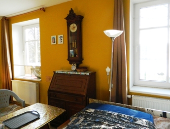 Obývací pokoj je na jižní stranu s výhledem na rybník. - Prodej domu 396 m², Přehořov