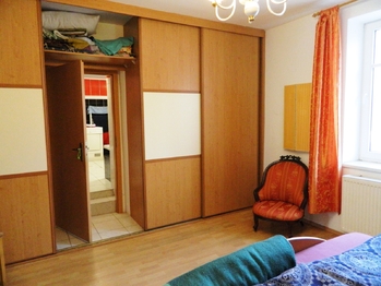 Z ložnice se vchází do koupelny a wc. - Prodej domu 396 m², Přehořov