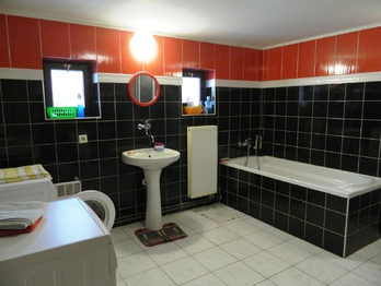 Vetrání v koupelně je zajištěno okénky. - Prodej domu 396 m², Přehořov