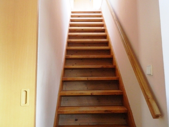 Schodiště do podkroví - Prodej domu 396 m², Přehořov
